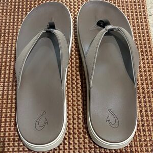 OluKai Taupe Flip Flops with Hook Design-Size 10